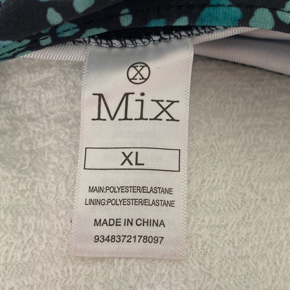 XL SPORTS BRA Black & shades of green racer style back size 12- 14 best fit NWOT - Picture 4 of 6